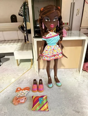 Bratz Pajama Party Sweet Dreamz Felicia Doll with Makeup Pallet and Brush - Image 1 of 3