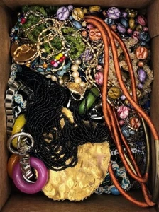 2 Pfund VERSCHIEDENES Vintage-Modern Modeschmuck tragbar bunt/Boho/Perlen/Strand - Bild 1 von 4