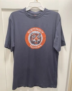 Red Jacket Detroit Tigers T-Shirt Size Large - Picture 1 of 3