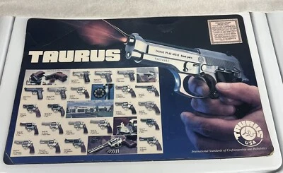 Pistola y revólver Taurus de colección alfombrilla de distribuidor 21"x14" Taurus EE. UU. Foto 1 de 4