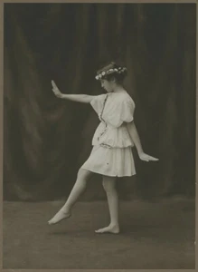 Jeune fille s'essayant à la danse classique. Paris 1920. Voir signature. - Picture 1 of 4