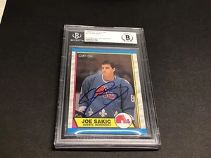 Joe Sakic signiert 1989-90 O-Pee-Chee Rookie Karte RC #113 Auto Beckett BAS COA 1E - Bild 1 von 5