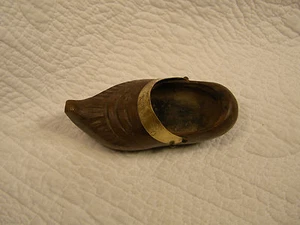 VINTAGE GESCHNITZTER MINIATUR HOLLÄNDISCHER HOLZSCHUH MIT MESSINGSCHNALLE - Bild 1 von 3
