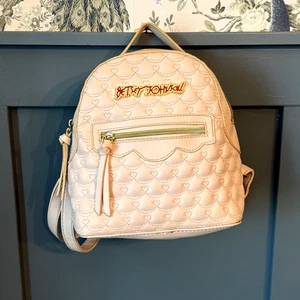 Betsey Johnson Mini Rucksack - Pastellrosa gesteppte Herzen - Blumenfutter - Geldbörse - Bild 1 von 10