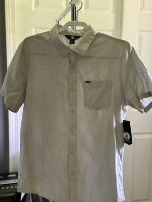 Men's Shirt | Button Down Short Sleeve | Volcom | NWT | Size Medium - Image 1 of 4