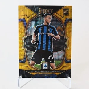2022-23 Panini Select Serie A Inter Valentin Carboni Gold Wave Prizm /10 Rookie - Zdjęcie 1 z 2