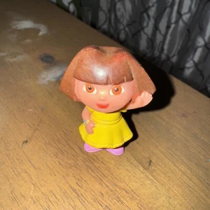 Dora l'esploratrice vestito giallo sventolante minifigure Mattel 2 in@ - Foto 1 di 6