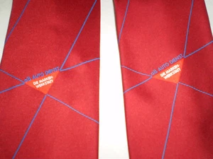 2 Krawatten aus 100 % Seide in Rot  mit einem zarten blauen Streifen  - Bild 1 von 2