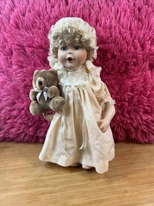 Vintage 12" Bisque Surprised kleine Mädchenpuppe mit ihrem Teddybären bettfertig - Bild 1 von 8