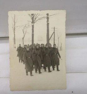 Foto „Gruppenbild deutsche Soldaten marsch zum Zugdienst“ 2. WK – Wehrmacht - Bild 1 von 3