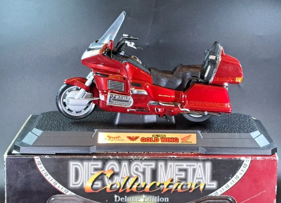 Road Signature 97010 - 1:10 Scale - Honda Gold Wing GL 1500 - Metallic Red - Image 1 of 4