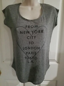 T-shirt AE AMERICAN EAGLE OUTFITTERS grigia con borchie nere cuore città taglia Xs - Foto 1 di 10