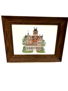 Casa victoriana de punto de cruz enmarcada bajo vidrio 17,50" x 13,25" - Imagen 1 de 5