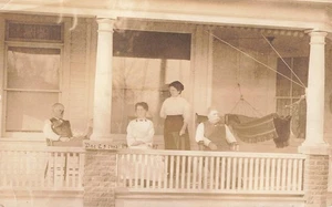 RPPC FOLKS ON FRONT PORCH ON CHRISTMAS DAY 1912 REAL PHOTO POSTCARD 101525 U - Picture 1 of 5