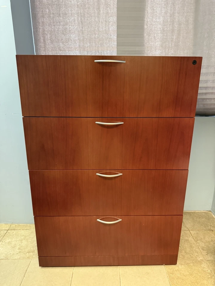 Archivador Steelcase Mohoga 4 cajones madera con cerradura y llave característica Foto 1 de 4