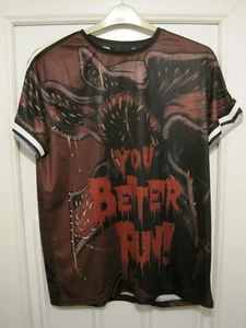 Netflix T-Shirt "Hellfire Club" Mehrfarbig von Stranger Things EMP. Größe L. - Bild 1 von 10