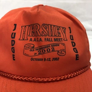 VINTAGE HERSHEY AACA FALL MEET 2002 JUDGE HERREN ORANGE ADJ DRUCKKNOPFLASCHE KAPPE MÜTZE - Bild 1 von 8