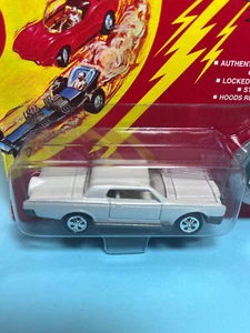 JOHNNY LIGHTNING THE CHALLENGERS BEAT THEM ALL CUSTOM -CONTINENTAL - Foto 1 di 5
