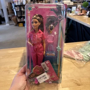 Barbie Puppe im trendigen rosa Overall mit Zubehör - Bild 1 von 3