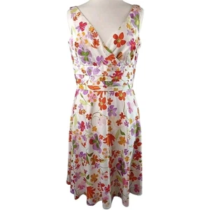 Abito Maggy London floreale aderente e svasato senza maniche scollo a v boho cottagecore donna 8 - Foto 1 di 9
