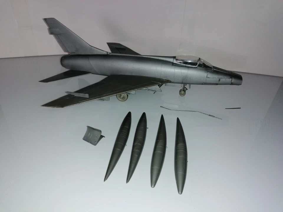 Monogram? F-100 Super Sabre modellino di plastica no box vintage - Immagine 1 di 4