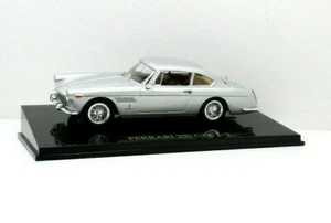 FERRARI 250 GTE 2+2 + ESCAPARATE, PLATA ALTAYA 1:43 DIECAST COCHE MODELO DE C... - Imagen 1 de 12