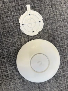 Ubiquiti UniFi AP AC Lite - WiFi 5 Access Point WITH MOUNTING BRACKET - Picture 1 of 3