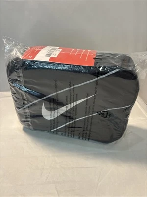 BOLSA DE ALMUERZO AISLADA NIKE - NEGRA Y PLATEADA 10” X 8” X 3” NUEVA CON ETIQUETAS Foto 1 de 3
