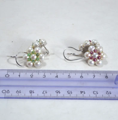 ORECCHINI IN ARGENTO 925 CON PERLE BIANCHE SMERALDI E RUBINI RONDELLE  AGHT 0896 - Immagine 1 di 3