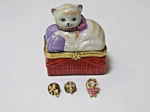 Katze auf einem Korb spielt mit Garn Keramik Schmuck Pillendose mit 2 Engel Kreuz Stecknadeln - Bild 1 von 4