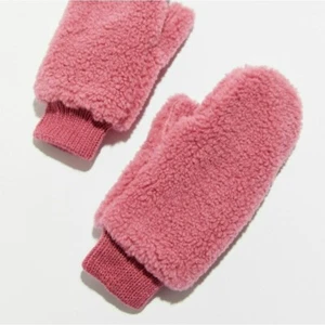 NUOVI GUANTI PELOSI IN PELLICCIA SINTETICA URBAN OUTFITTERS MITTENS COZY TEDDY MITTENS ROSA NUOVI CON ETICHETTE - Foto 1 di 5