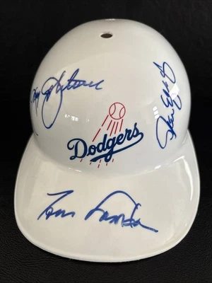 Пластиковый шлем с автографом LA Dodgers Tommy Lasorda, Steve Yeager & Jay Johnstone - Изображение 1 из 4