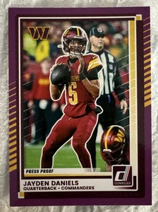 2025 Panini Donruss - Jayden Daniels #28 Purple Press Proof Washington Commanders - Bild 1 von 3