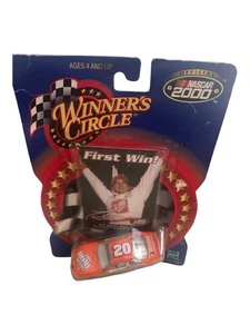 NASCAR 2000 Winner's Circle #20 Tony Stewart -- ¡Primera victoria! Tarjeta 1:64 como nueva - Imagen 1 de 3