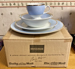 Doulton Blau & Gold 5-teiliges Geschirrset von Bruce Oldfield Daily Mail - Brandneu - Bild 1 von 12