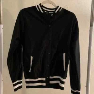 Chaqueta Letterman Quiubolee Para Hombre Blanca y Negra Gráfica a Presión Completa Mediana Nueva Sin Etiquetas - Imagen 1 de 4