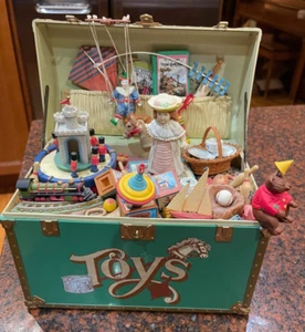 Caja de música animada Enesco Toy Symphony Treasure Chest vintage 1986 funciona SIN LLAVE - Imagen 1 de 9