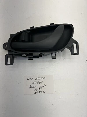 Manija interior puerta trasera izquierda Nissan Rogue 2014-2019 OEM. Foto 1 de 4