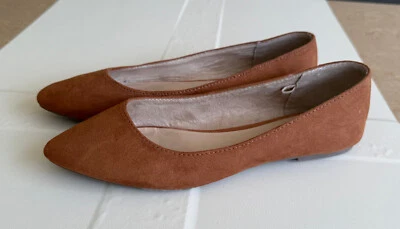 OLD NAVY WOMEN'S SHOES. SIZE: 7 BROWN FAUX SUEDE FLAT POINTED TOE BALLET - Image 1 of 4