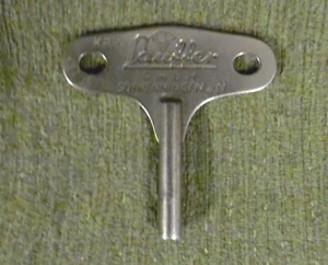 Llave de reloj antigua, Karl Lauffer GmbH Schwenningen a.N., 7,5 cm x 7,5 cm, - Imagen 1 de 4