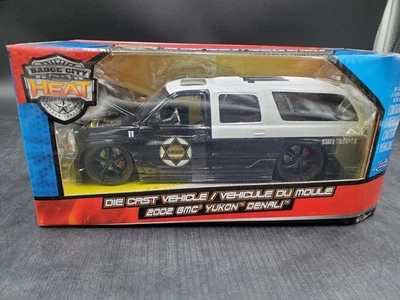 Raro #11 JADA BADGE CITY HEAT POLICE 2002 GMC YUKON DENALI 1:24 Nuevo Sellado. Foto 1 de 4