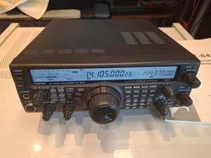 Yaesu FT-847 KW/VHF/UHF Transceiver - Afbeelding 1 van 5