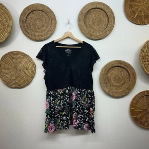 Top de manga corta con botones florales de encaje negro tórrido con flores talla grande 2X - Imagen 1 de 8