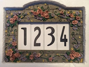 Targa indirizzo casa Laurey casetta floreale giardino casale resina 12"x 9" boho - Foto 1 di 8