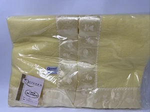 Manta de bebé Quiltex vintage diseñada borde satinado suave amarillo - Imagen 1 de 3