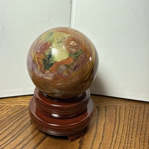 POLYCHROME JASPISKUGEL MIT DRUZY UND HOLZSTÄNDER - Bild 1 von 11