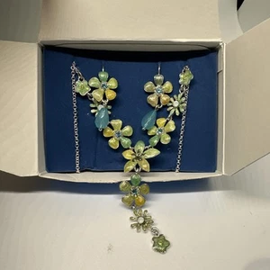 Conjunto de collar y pendientes perforados vintage de flores de hibisco Avon - verde océano azul - Imagen 1 de 6