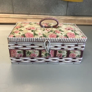 Vintage Rosen Nähkorb Weidegeflecht mit Rosenblumen mit Nähutensilien - Bild 1 von 16