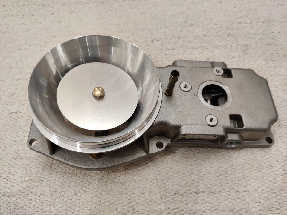 New Bosch NOS Volvo 240 740 2.3 Kombi  Air Flow Meter Mass Sensor Maf 0438120203 - Image 1 of 4