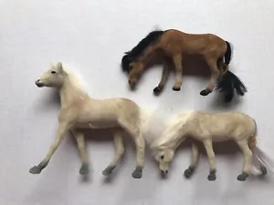 Lote De Colección De 3 Caballos Miniatura Flocados - Imagen 1 de 6
